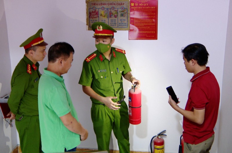 Lực lượng Cảnh sát PCCC&CNCH (Công an TP Hạ Long) kiểm tra công tác PCCC tại một cơ sở lưu trú (Ảnh QMG)