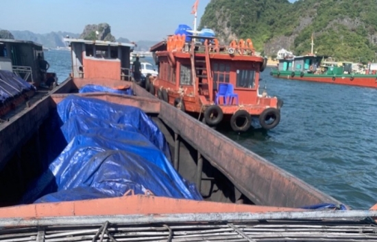 Quảng Ninh: Phát hiện tàu chở 60 tấn than không rõ nguồn gốc