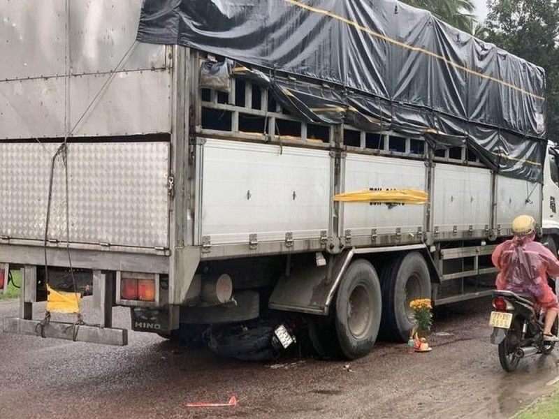 Phú Yên: Xe tải bất ngờ lùi khiến 3 người tử vong