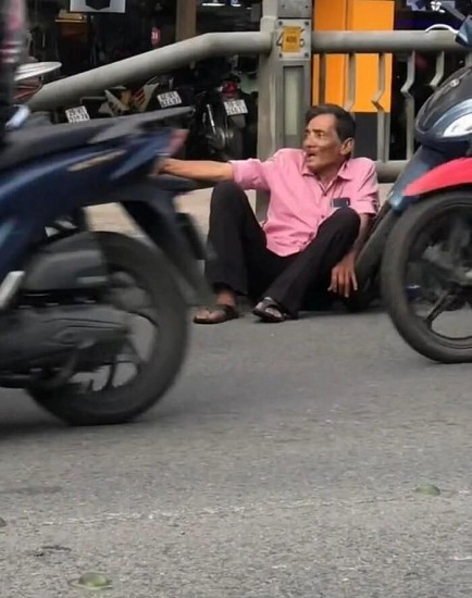 Sự thật về bức ảnh diễn viên Thương Tín ngồi thất thần trên vệ đường