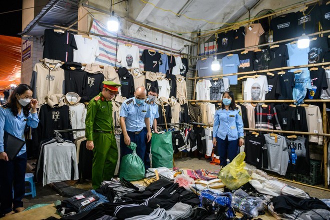 Lực lượng chức năng thu giữ hàng trăm túi xách, giầy thể thao, nước hoa “hàng hiệu” tại chợ đêm phố cổ