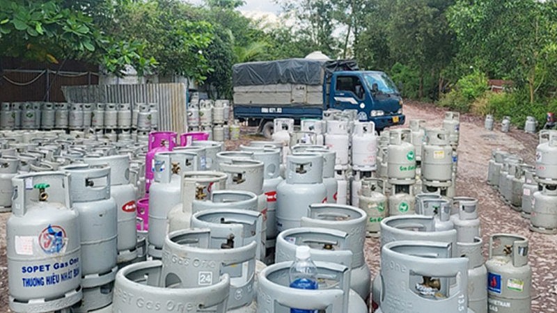 Công an Đồng Nai đột kích cơ sở sang chiết hàng trăm bình gas trái phép
