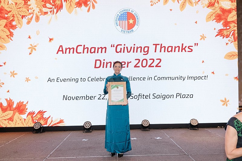 Bà Fanny Haniquaut, Giám đốc Nhà máy Sanofi Việt Nam, vinh dự nhận giải thưởng 