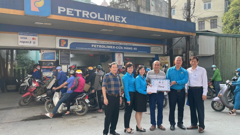 Petrolimex Hà Sơn Bình nỗ lực phục vụ khách hàng địa bàn Hà Nội