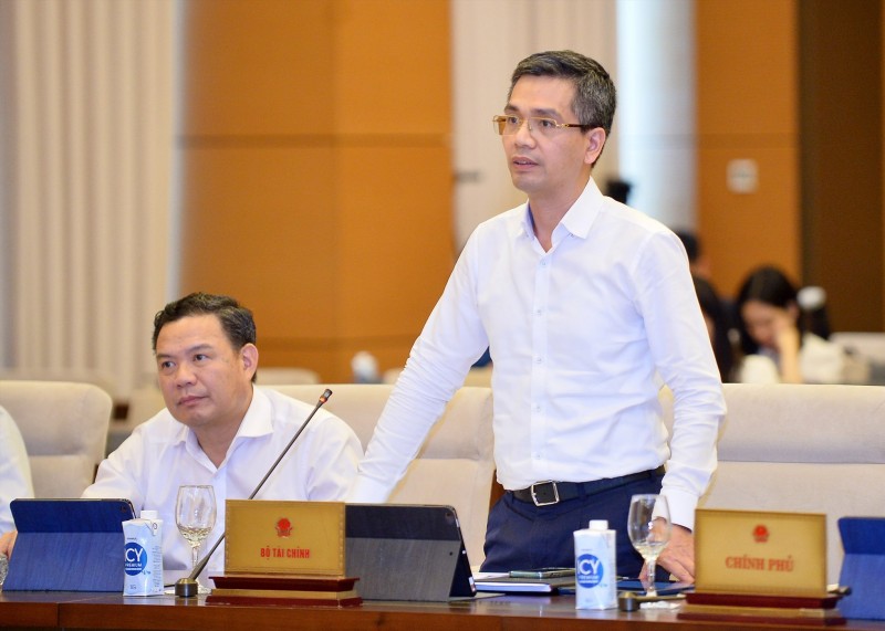 Thứ trưởng Bộ Tài chính Võ Thành Hưng trình bày tờ trình của Chính phủ
