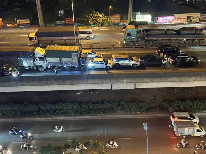 Hà Nội: Hàng loạt ô tô đâm liên hoàn khiến đường Vành đai 3 tắc nghẽn