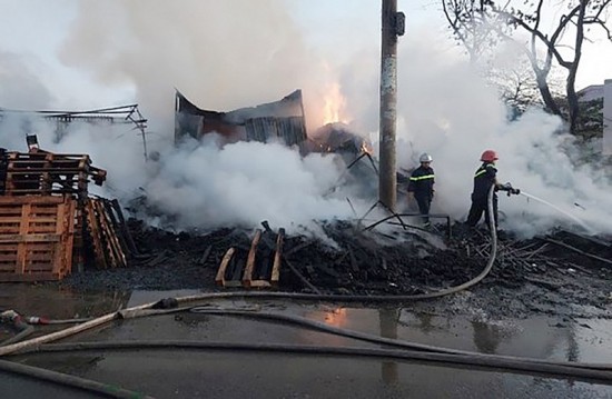 Vụ cháy xưởng gỗ tại huyện Bình Chánh: Giải cứu 6 người an toàn