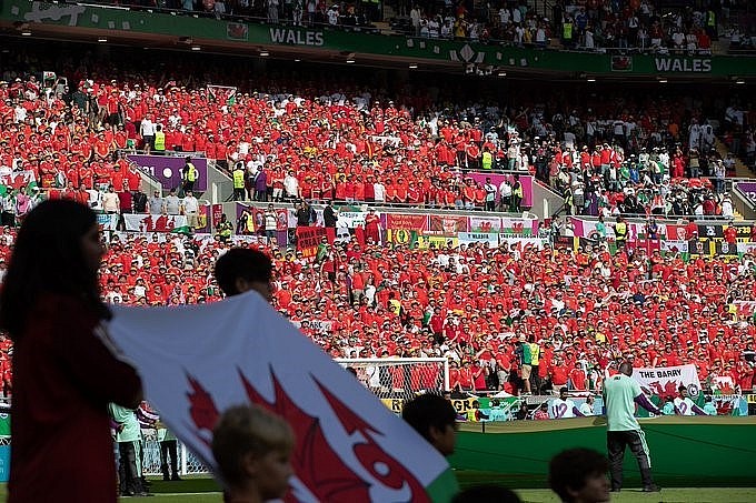 Cổ động viên lấp đầy khán đài để cổ vũ cho trận đấu sắp tới (ảnh: Twitter: Wales)