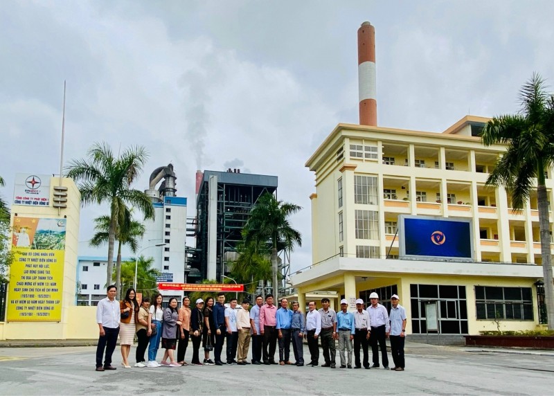 Nhiệt điện Vĩnh Tân 4 tổ chức cho người dân xã Vĩnh Tân tham quan một số nhà máy nhiệt điện than
