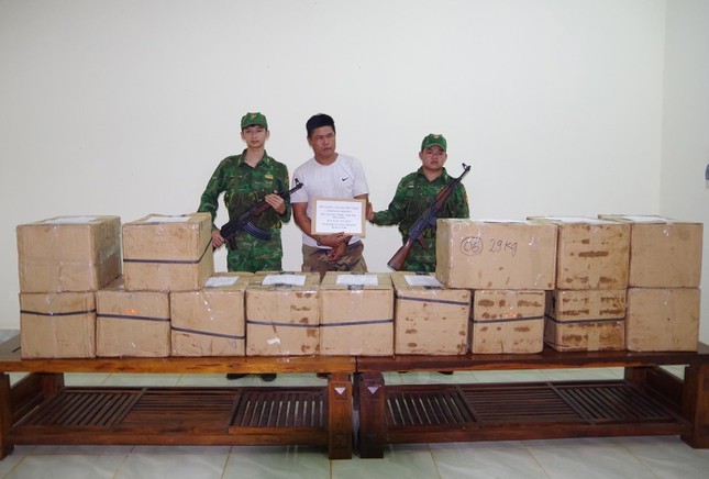 Đắk Nông: Bắt giữ đối tượng vận chuyển 400 kg pháo hoa nổ trái phép