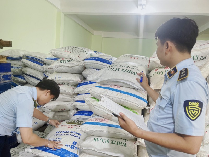 Tạm giữ 35 tấn đường cát trắng không ghi ngày sản xuất, hạn sử dụng, không có nhãn phụ bằng tiếng Việt Nam