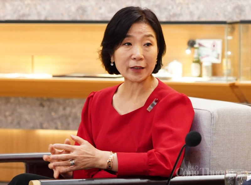 Bà Oh Young Ju - tân Đại sứ Hàn Quốc tại Việt Nam phát biểu tại buổi tiếp