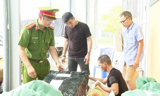 Thừa Thiên Huế: Bắt giữ số lượng lớn áo quần, giày dép, đồ điện tử