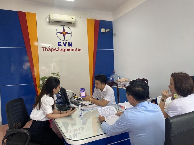 Nhân viên Điện lực Krông Pắk hướng dẫn khách hàng cài đặt và thanh toán tiền điện qua App CSKH