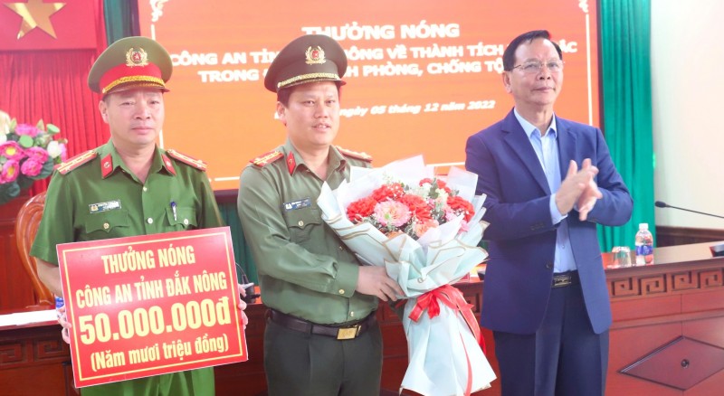 Đồng chí Ngô Thanh Danh, Bí thư Tỉnh ủy trao thưởng cho các đơn vị thuộc Công an tỉnh Đắk Nông