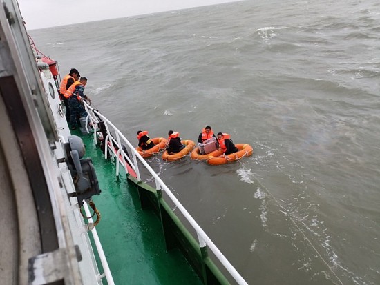 Cứu hộ 16 thành viên của tàu hàng gặp nạn trên biển Nghệ An