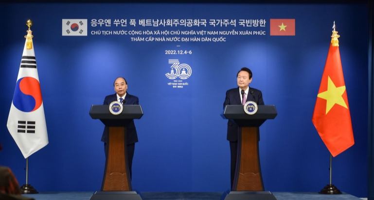 Chủ tịch nước Nguyễn Xuân Phúc và Tổng thống Hàn Quốc Yoon Suk Yeol đã có cuộc gặp ngắn với báo chí Việt Nam và Hàn Quốc.