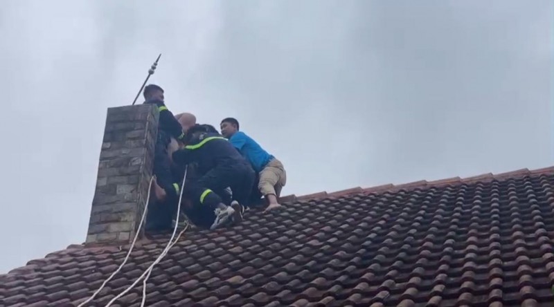 Đắk Lắk: Cứu nam thanh niên đứng hơn 7 giờ trên nóc nhà cao tầng