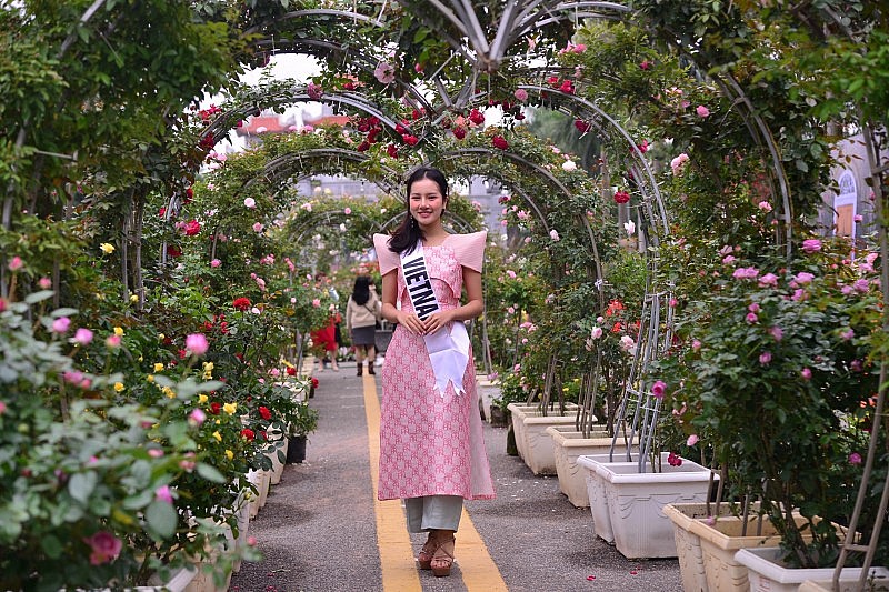 Hà Nội: Thí sinh Miss Tourism World 2022 khoe sắc tại Lễ hội hoa Mê Linh