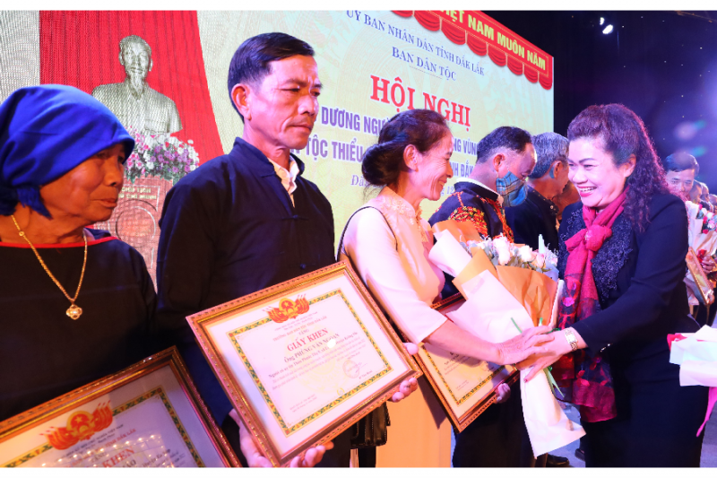 Trưởng Ban Dân tộc tỉnh Đắk Lắk trao tặng Giấy khen cho người có uy tín
