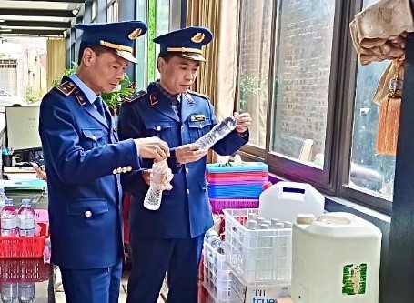 Thu giữ gần 100 lít rượu thủ công không rõ nguồn gốc tại Lạng Sơn