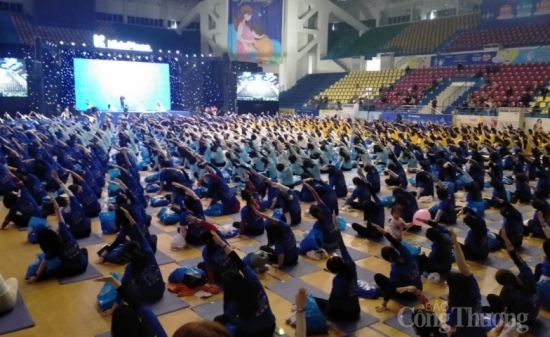 800 mẹ bầu tham gia đồng diễn yoga tại “Festival mẹ bầu và em bé 2022”