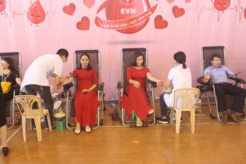 Ngày hội hiến máu ở Nhiệt điện Phả Lại: "Vạn trái tim, một tấm lòng"