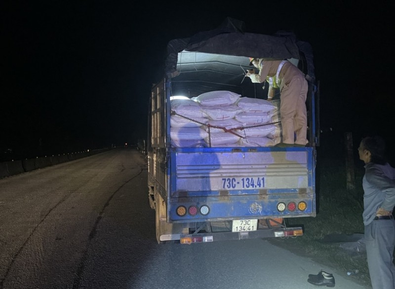 Quảng Bình: Phát hiện vụ vận chuyển 8 tấn đường lậu không rõ nguồn gốc