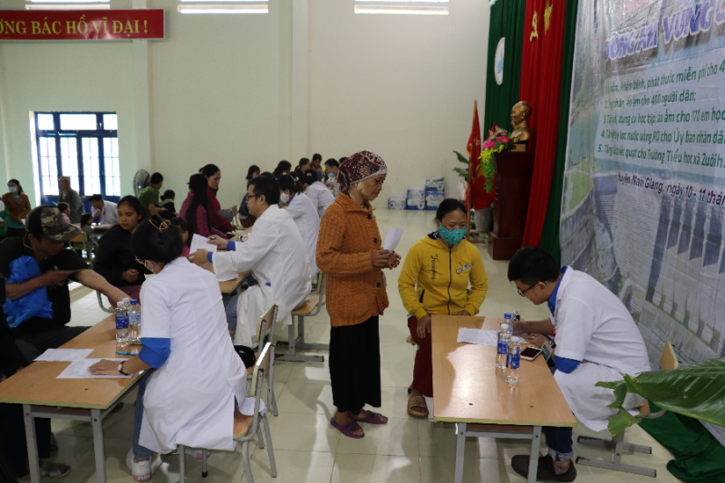 Các tình nguyện viên tham gia tư vấn, khám bệnh miễn phí cho người dân xã Zuôih