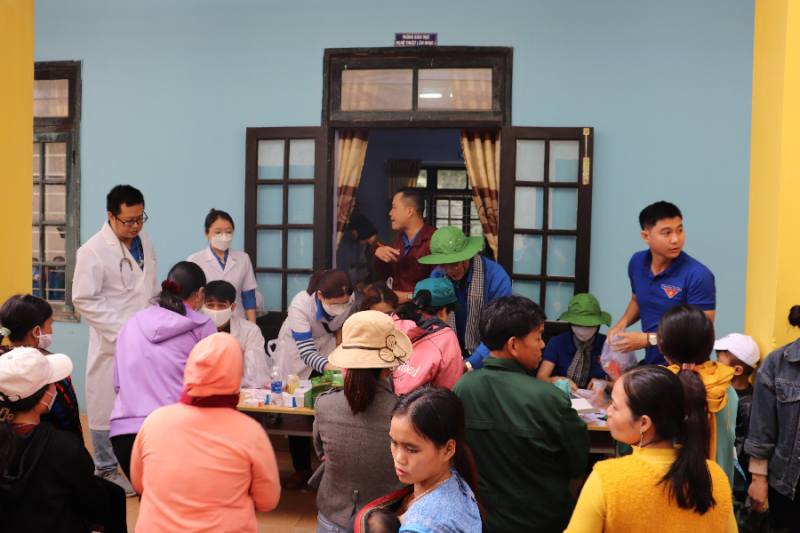 Các tình nguyện viên tham gia phát thuốc miễn phí cho người dân xã Zuôih
