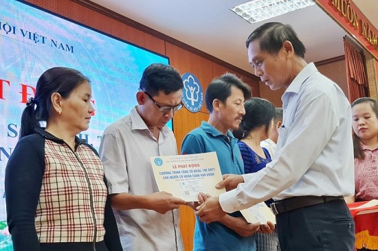 Tặng bảo hiểm cho người khó khăn tại Quảng Nam