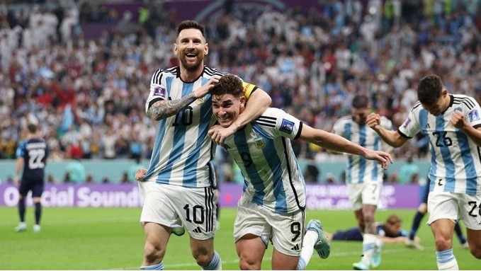 Messi đã san bằng kỷ lục kiến tạo của tiền bối Maradona (Ảnh: Getty)