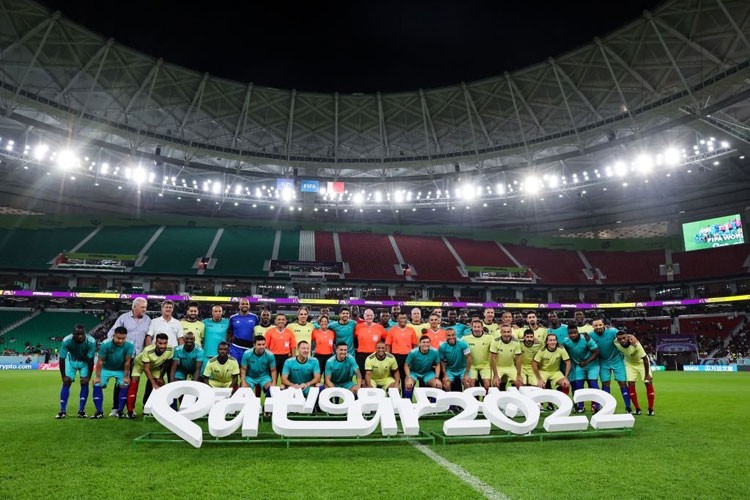 World Cup 2022: Chủ tịch FIFA xuống sân làm trọng tài trong trận đấu đặc biệt