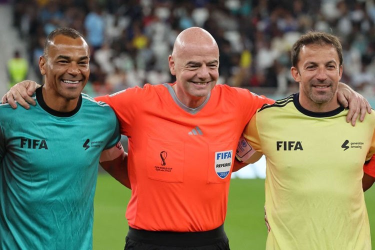 World Cup 2022: Chủ tịch FIFA xuống sân làm trọng tài trong trận đấu đặc biệt