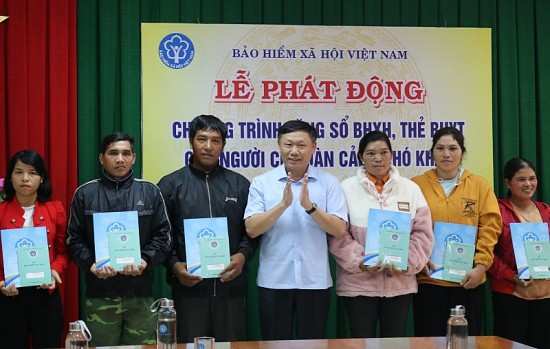 Đắk Lắk: Trao tặng sổ BHXH và thẻ BHYT cho người dân có hoàn cảnh khó khăn