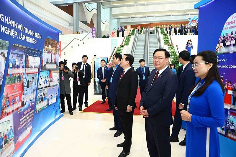 Chủ tịch Quốc hội Vương Đình Huệ, thường trực Ban Bí thư Võ Văn Thưởng thăm quan triển lãm