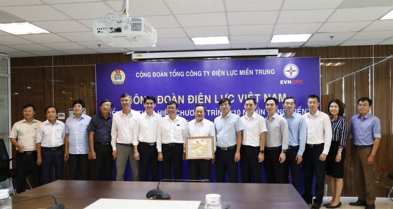 Các đại biểu đoàn công tác Công đoàn ĐLVN trao Bằng khen của Công đoàn ĐLVN cho tập thể PC Khánh Hòa