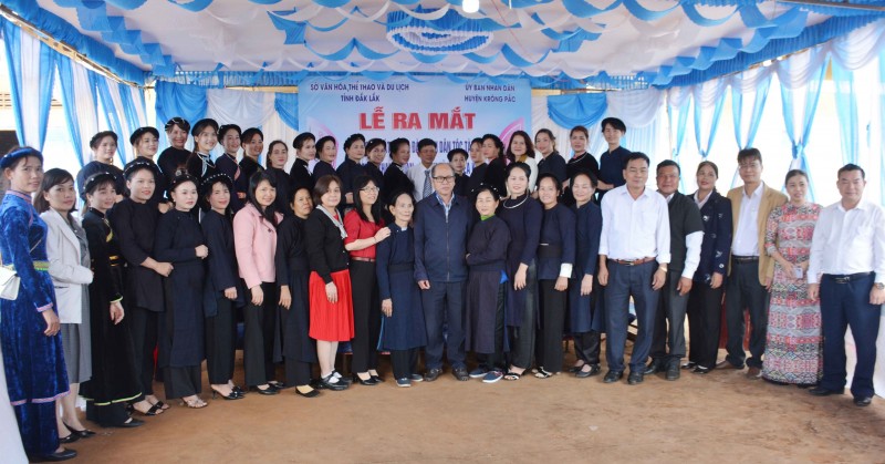 Câu lạc bộ hát Then - đàn Tính dân tộc Tày, Nùng, xã Ea Kênh, huyện Krông Pắk ra mắt và chụp hình lưu niệm với đại biểu