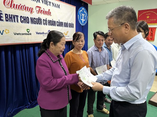 TP. Hồ Chí Minh: Tặng sổ bảo hiểm xã hội, thẻ bảo hiểm y tế cho người nghèo