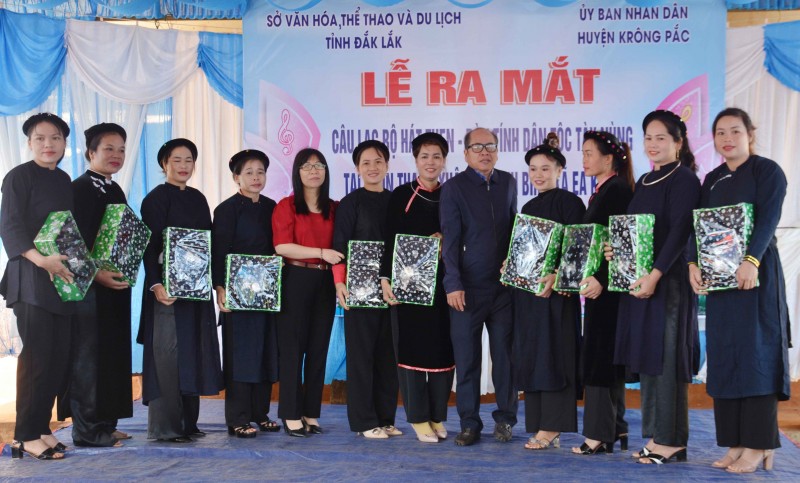 Tỉnh Đắk Lắk tặng 10 bộ trang phục Tày, Nùng truyền thống cho Câu lạc bộ