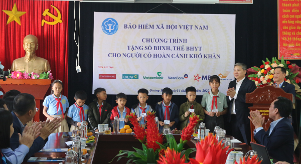 Bảo hiểm xã hội trao tặng hơn 5000 Bảo hiểm y tế cho người dân Quảng Bình