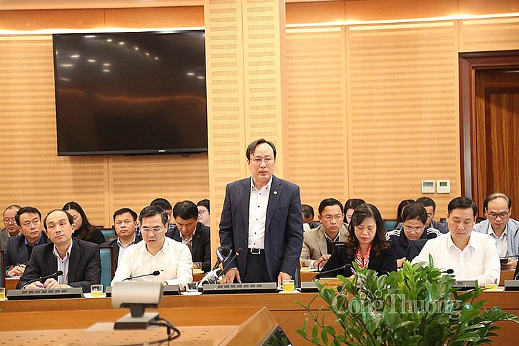 Phó Chủ tịch UBND quận Hoàng Mai (Hà Nội) trả lời báo chí tại buổi họp báo chiều 16/12.