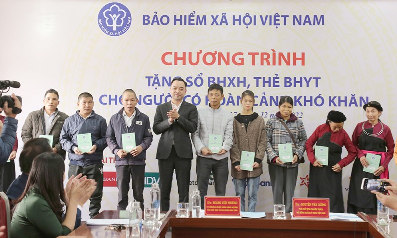 Trao tặng 203 sổ Bảo hiểm xã hội cho người dân ở Tuyên Quang