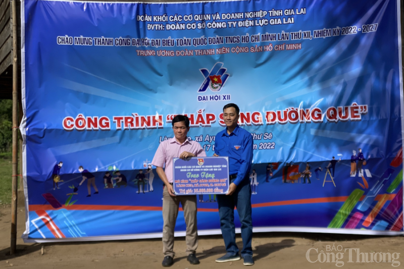 PC Gia Lai: “Thắp sáng đường quê” tại làng Keo