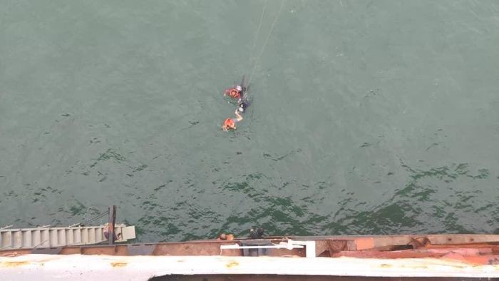 2 ngư dân bị nạn trên biển được thủy thủ tàu Mercury, quốc tịch Panama cứu vớt kịp thời. Ảnh: QMG