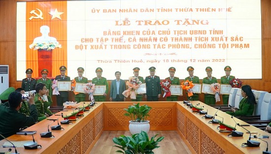 Thừa Thiên Huế: Khen thưởng chuyên án bắt 3 đối tượng cùng 5kg ma tuý, súng