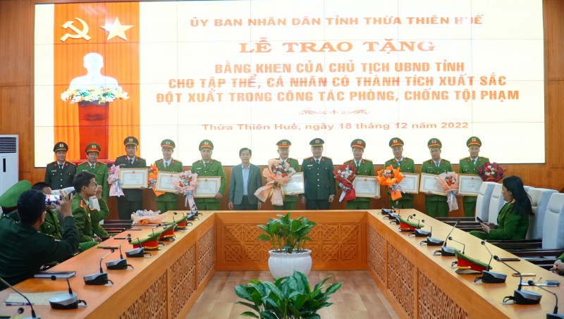 Thừa Thiên Huế: Khen thưởng chuyên án bắt 3 đối tượng cùng 5kg ma tuý, súng