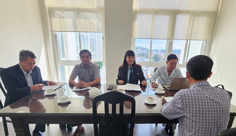 Thanh tra Sở Thông tin và Truyền thông cùng đại diện các cơ quan chức năng huyện Đạ Huoai làm việc với đại diện tạp chí Thương hiệu và Công luận