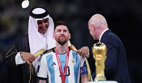Giải mã ý nghĩa chiếc áo choàng đen được Messi khoác khi vô địch World Cup 2022