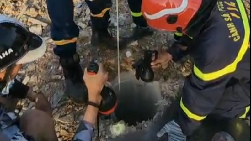 Giải cứu bé gái 5 tuổi rơi xuống hố cọc ép bê tông sân gần 15m ở tỉnh Đồng Nai